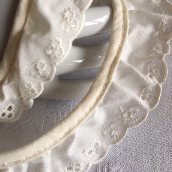 NEW Broderie anglaise, froncée sur biais, en coton, couleur beige clair, 3 cm de large, produit français, vendu au mètre