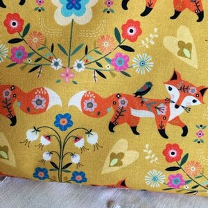 Nouveau tissu Dashwood, avec des renards, parmi les fleurs, large de 110 cm, en coton, couture, patchwork, est vendu ici par 50 cm de haut image 5