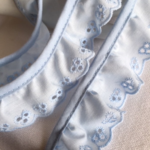 Broderie anglaise froncée sur biais, en coton, couleur bleu doux, 3 cm de large, de fabrication française, vendue au mètre