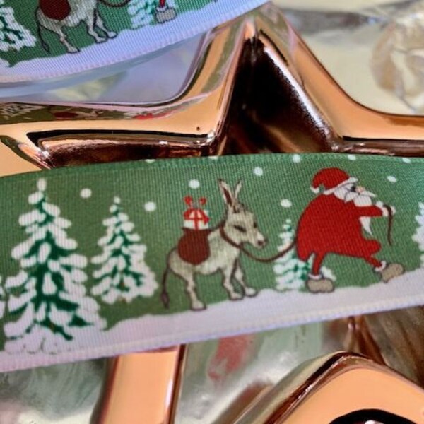 Le Ruban du Père Noël, large de 25 mm, scène hivernale, l'âne, la hotte, sapins, en vert et blanc, rouge, vendu au mètre