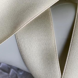Satin de coton, 25 mm de large, de couleur beige clair, produit naturel, bien lisse, vendu au mètre, embellissement, fixation, décoration