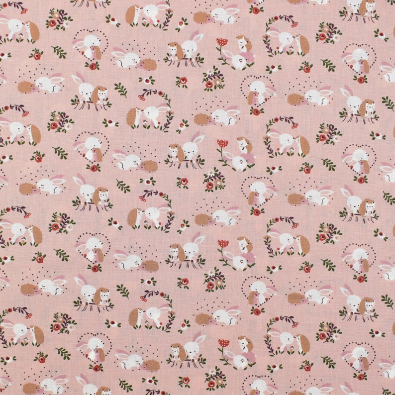 Tissu en coton, popeline fond vieux rose léger, avec des amours de petits lapins, des hérissons, vente par 25 cm sur 145 de laize immagine 1