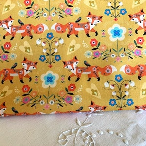 Nouveau tissu Dashwood, avec des renards, parmi les fleurs, large de 110 cm, en coton, couture, patchwork, est vendu ici par 50 cm de haut image 1