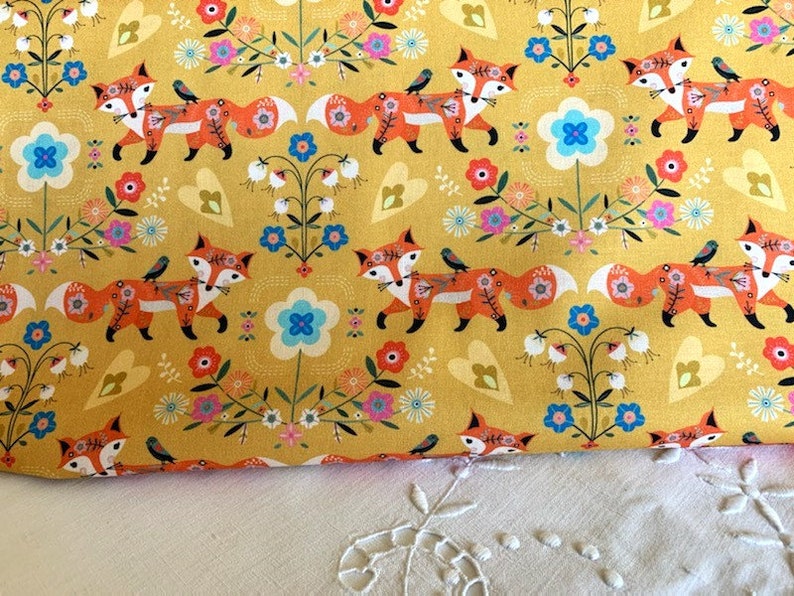 Nouveau tissu Dashwood, avec des renards, parmi les fleurs, large de 110 cm, en coton, couture, patchwork, est vendu ici par 50 cm de haut image 1