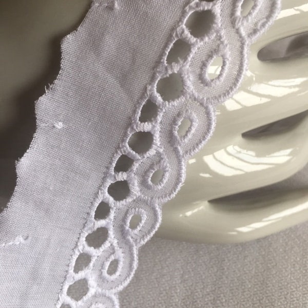 Originale broderie anglaise, 30 mm de large, en coton, de couleur blanche, signe infini, de fabrication française, vendue au mètre