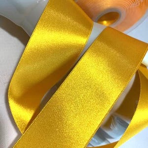 Ruban de Satin, double face, France, 38 mm de large, de couleur jaune bouton d'or, embellissements, vente par deux mètres