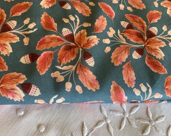 Tissu Dashwood, mapple wood, dans les bois, feuilles d'érables, crème, marron-rose, glands, sur bleu, 100 % coton, vente par 50/110 cm