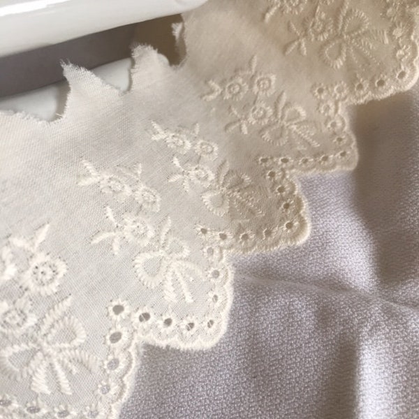 Dentelle, Broderie anglaise, 54 mm de large, en coton, de couleur crème claire, motifs de roses et rubans, vendue au mètre