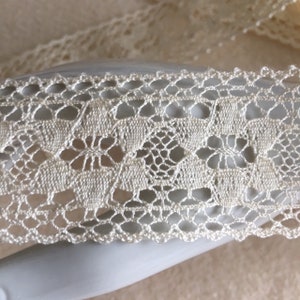 Dentelle, entre deux, en coton, de fabrication française, 38 mm de large, couleur écru clair, neuve, vendue au mètre image 2