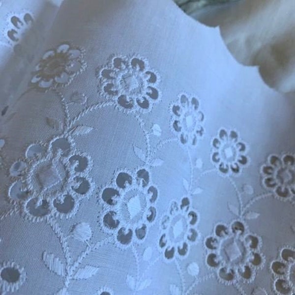 Vintage : Broderie anglaise, haute qualité, densité, blanche, en coton, 11 cm de haut, années 50, France, broderies superbes, par 3 mètres