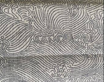 Tissu japonais, Sevenberry,100 % coton, large de 110 cm, avec des entrelacs de points, marine foncé sur blanc cassé, vente par 50 cm de haut