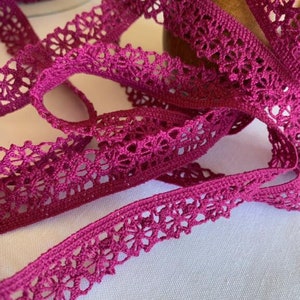 Dentelle, large de 12 mm, en 3 coloris au choix, Prune, Vert Amande, Vieux Rose, vente au mètre linéaire pour vos créations