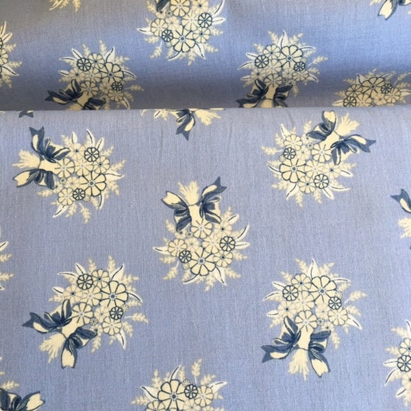 Tissu en coton, Chic Cottage, fond bleu gustavien, bouquets et fleurs beige, de 5/4.5 cm environ, 145 cm de large, vendu par 50 cm