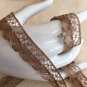 Dentelle aérienne, en viscose, 20 mm de large, de couleur écureuil, neuve, de fabrication française, vendue au mètre