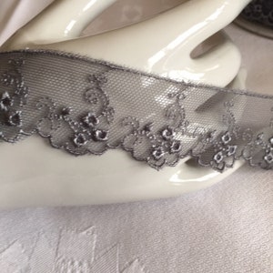 Kant, geborduurde tule, 30 mm breed, 3 cm, mooie, grijze kleur, polyester, en verkocht per meter