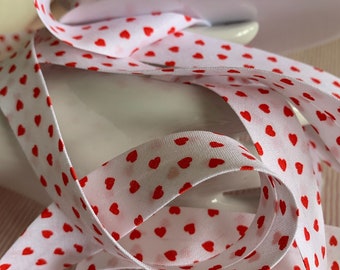 Bias binding, cotton, white background, with small red or pink hearts, 3 mm, 20 mm wide, La Stéphanoise, sold by two meters