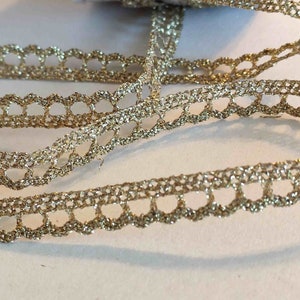 Renda dourada, dourada, na cor natalina, em poliamida e lurex de poliéster, 8 mm de largura, fabricada na Europa, vendida por dois metros