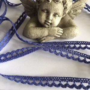 Linda renda de algodão, de Puy en Velay, França, cor azul malva íris, 1,2 cm de largura, vendida por dois metros