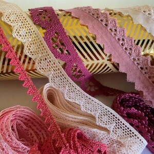 Coffret Cadeau, en carton rouge, 14/14 cm, contient 24 mètres d'agréments de couture, dentelles et  1 croquet, vente au coffret