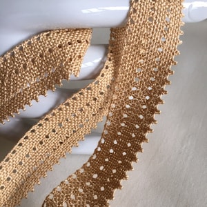 Dentelle ruban, en coton, couleur caramel au café, en fils DMC, France, 2 cm de large, vendue au mètre