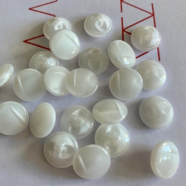 Magnifique bouton en verre, opale,  Europe,, à pied, semi boule, blanc opaque, 11 mm, superbe ! corsage, robe, vente par 6 boutons