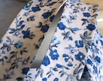 Biais fleuri, façon liberty, replié 20/10/10 mm,  fleurettes en tons bleus et blancs, en polyester et coton, vendu par deux mètres