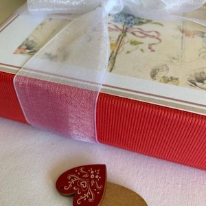 Coffret Cadeau, boite rouge cartonnée, dentelles de couleur rose, 23 mètres de 13 sortes, Fête, Anniversaire, Collègue, vente au coffret