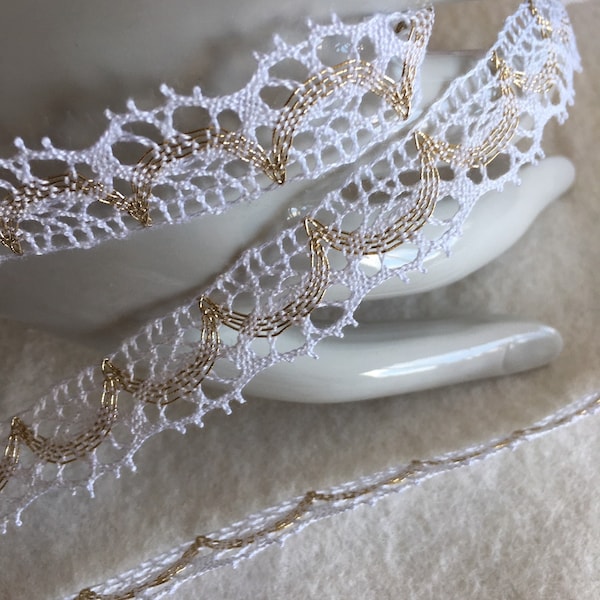 Dentelle en coton DMC, tissée en France, blanc et fils finement dorés, 12 mm de large, neuve, vendue au mètre