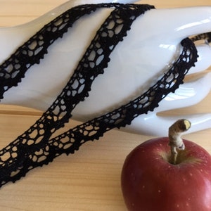 Dentelle en coton noir, tissée en France, large de 1.3 cm, 13 millimètres, pour la décoration, l'habillement, neuve, vendue au mètre