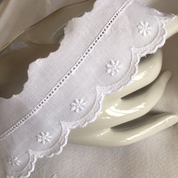 Superbe broderie anglaise, blanche, en coton, 38 mm de large, délicate, avec ses jours Venise, produit France, vendu au mètre