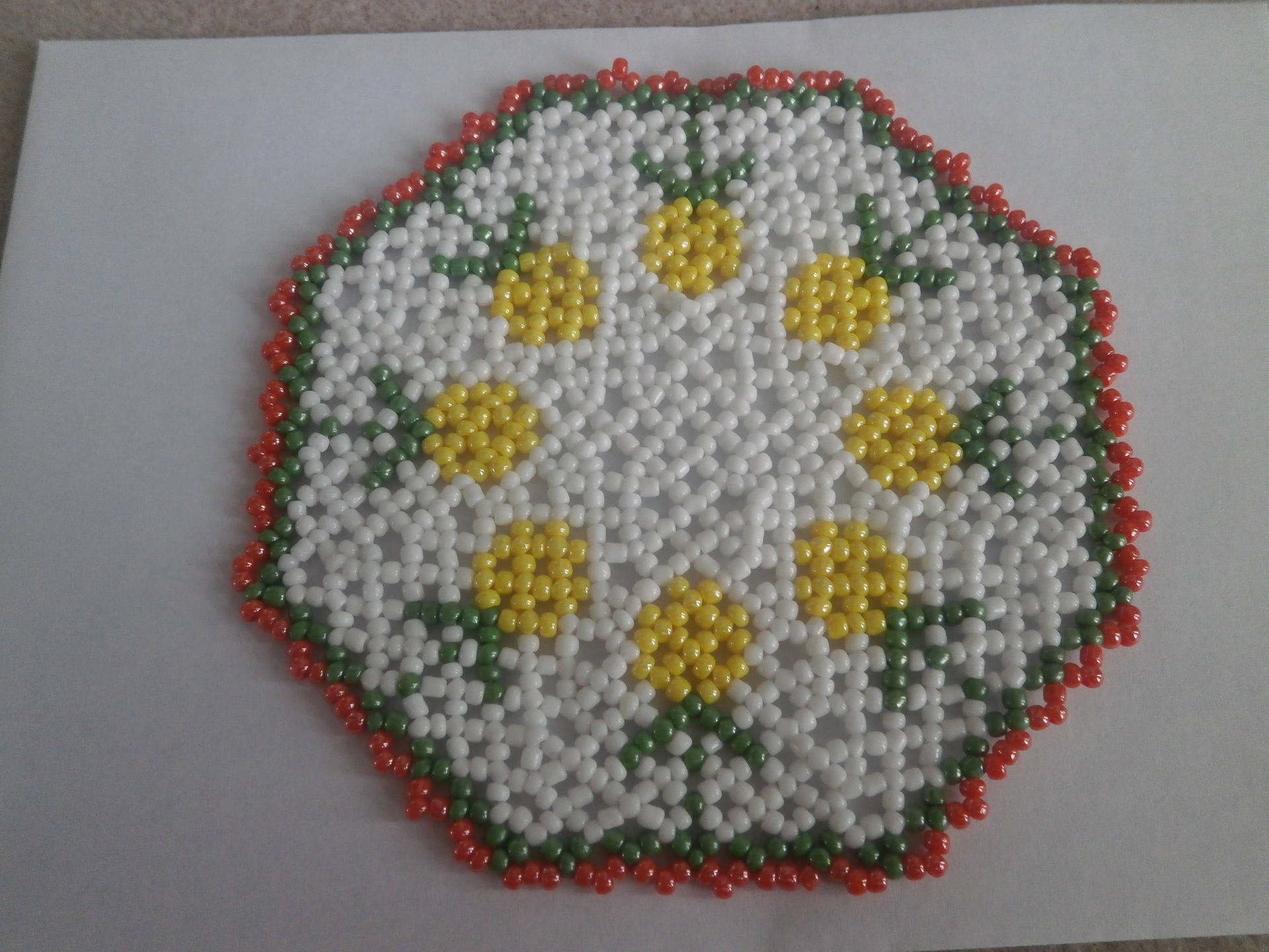 Petit Napperon en Perles Modèle Ananas .