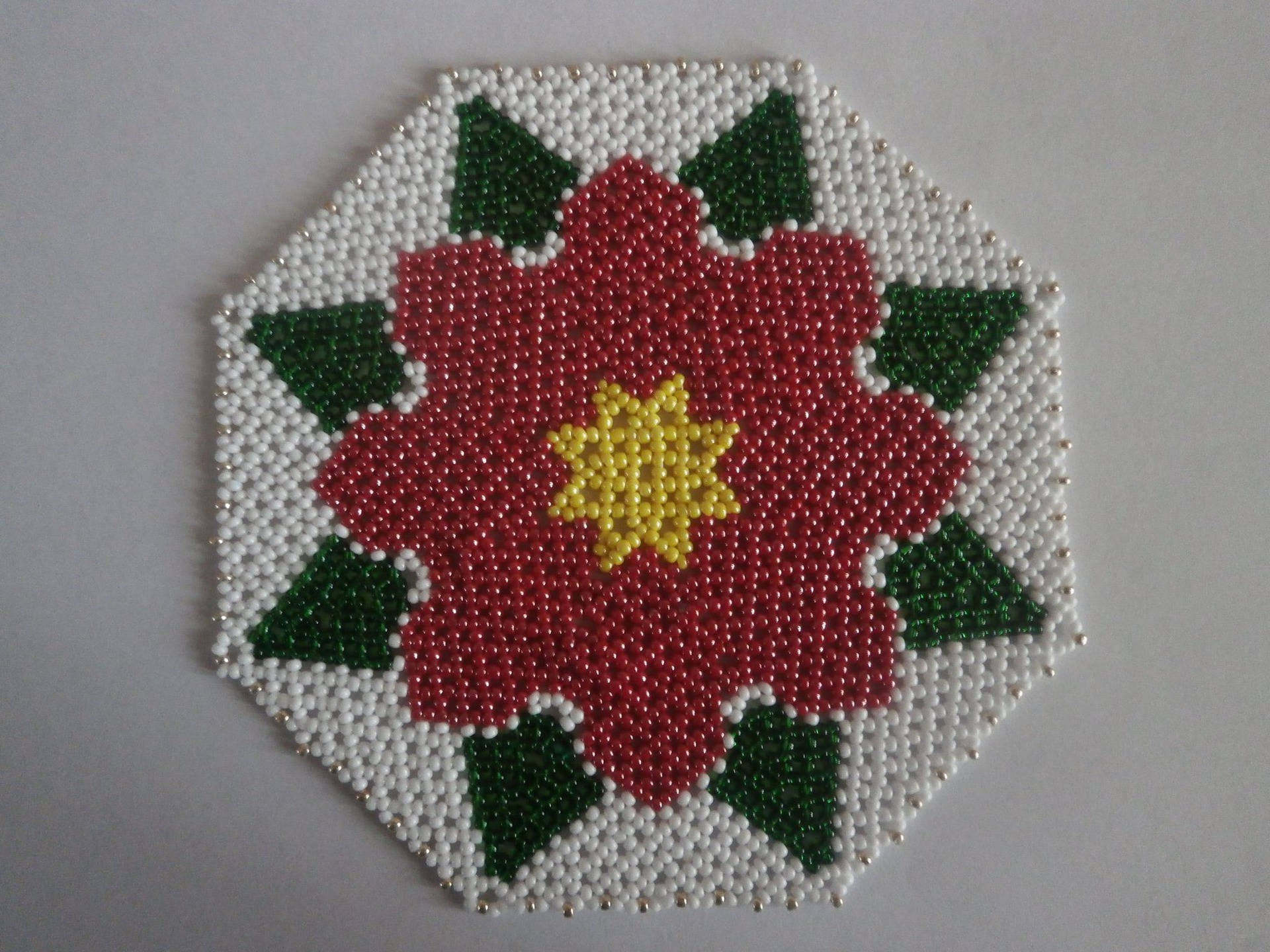 Napperon en Perles Fleur Rouge .