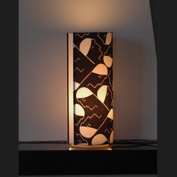 Lampe : tissu imprimé (dessin original d'une artiste) sur pied bois