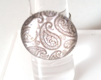 Vintage Brown and white ring