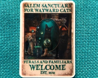 Könnte beinhalten: Ein Schild im Vintage-Stil mit dem Text "Salem Sanctuary for Wayward Cats" und "Ferals and Familiars Welcome Est. 1692". Das Schild zeigt eine schwarze Katze mit grünen Augen und einen Kessel.