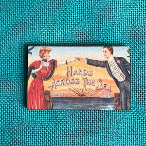 Manos al otro lado del mar #3 / Wooden Needle Minder / Cover Minders