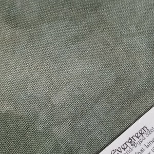 Puede incluir: Primer plano de un trozo de tela de color verde apagado. La tela tiene un aspecto texturizado y tejido. El texto "Evergreen Hand-Dyed 32ct Belfast Linen" es visible en una etiqueta blanca.