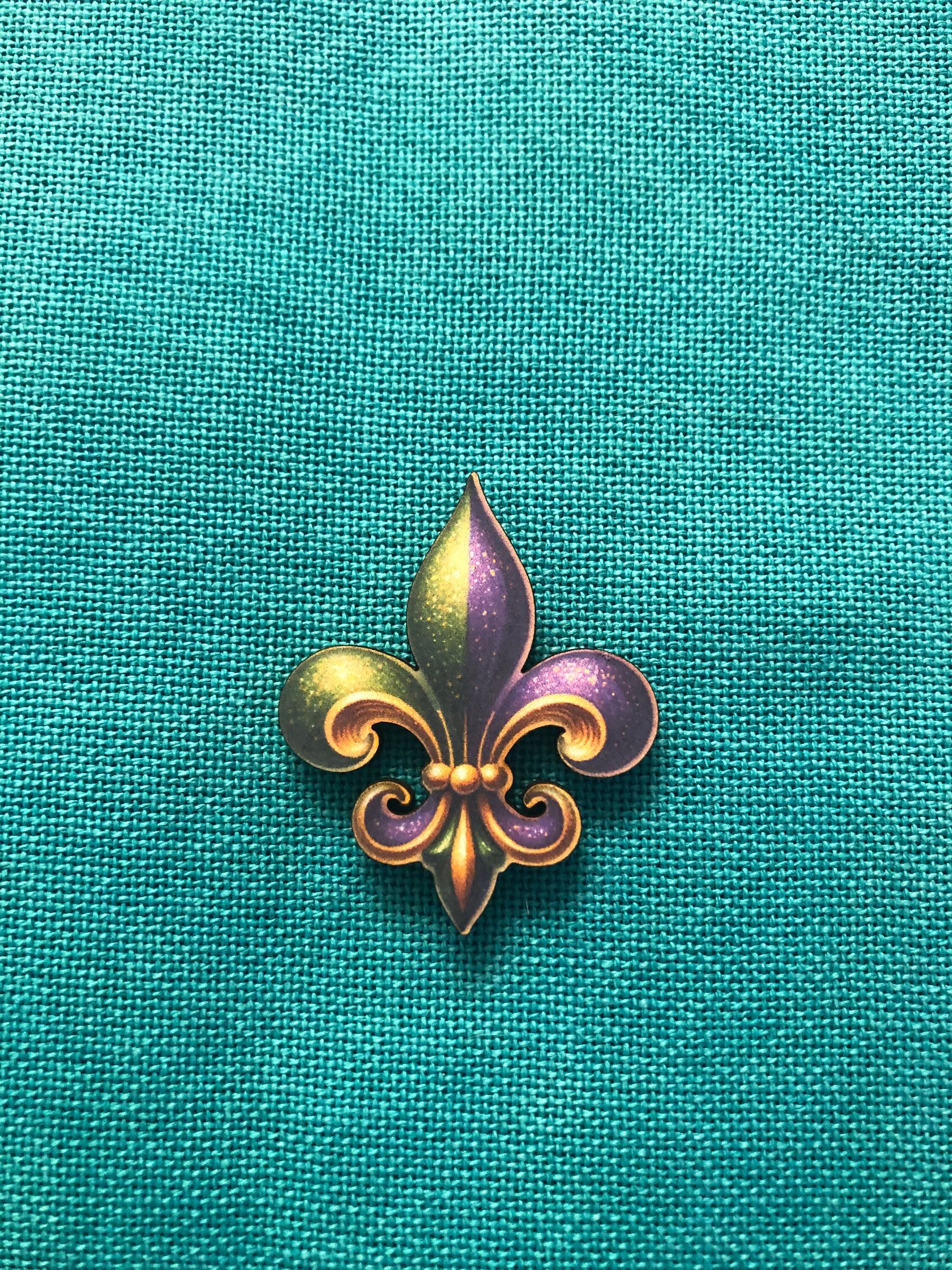 Brocante Vintage Juan Les Pins - Broche Fleur De Lys Filigranée Années 1970 - état Neuf
