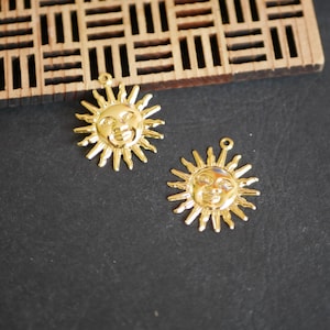 x2 gold-plated brass sun charms, sun charms for bracelets, face pendant, 22x25mm