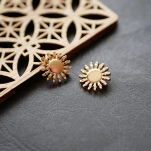x2 gold sun connectors, 15mm. sun pendants, jewelry making supplies