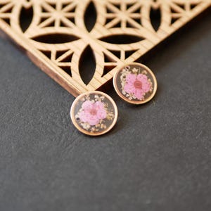 x2 ciondoli di fiori secchi rosa e oro, ciondolo rotondo di fiori naturali rosa, ciondolo di fiori per matrimonio, 14 mm