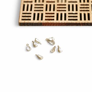 9 x 4 x 6 mm transparante gouden glazen druppelvormige bedeltjes. Mini druppelvormige hangers, sieradenonderdelen, doe-het-zelf oorbellen