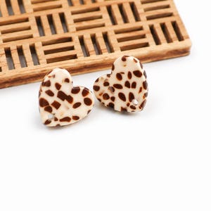 Supports de boucles d'oreilles coeur en acrylique 15 mm, motif écaille de tortue beige et marron, clous d'oreilles coeur, apprêts bijoux DIY