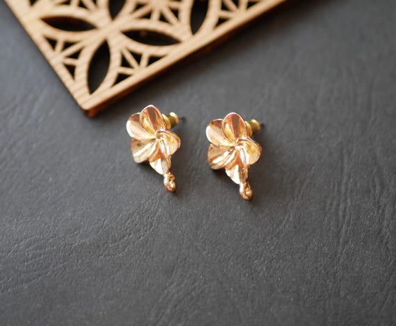 ゴールド花形スタッドイヤリング ゴールドフラワースタッドピアス、イヤリングスタッド、イヤリング