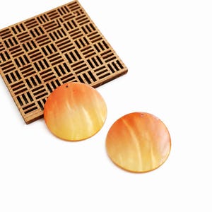 Pendentifs coquillage ronds 50mm, disques nacre orange dégradé, fournitures boucles d’oreilles bohèmes, breloques coquillage naturel x2