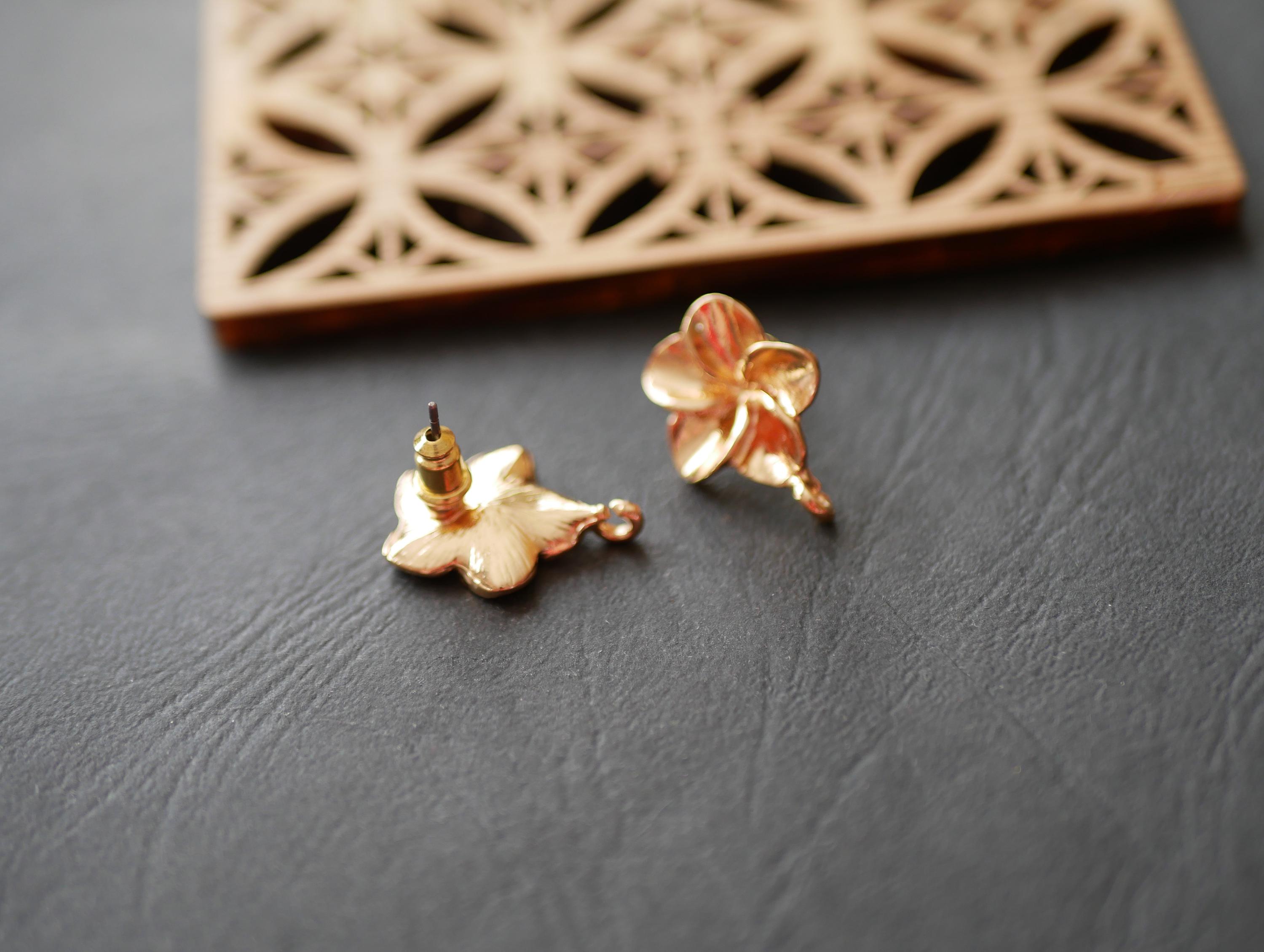 ゴールドフラワースタッドピアス、イヤリングスタッド、イヤリング