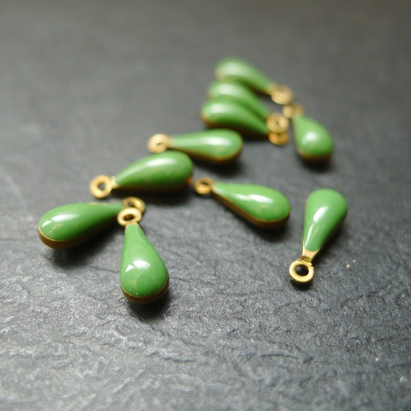 10 breloques gouttes, laiton bronze et émail vert pomme, 4x10mm