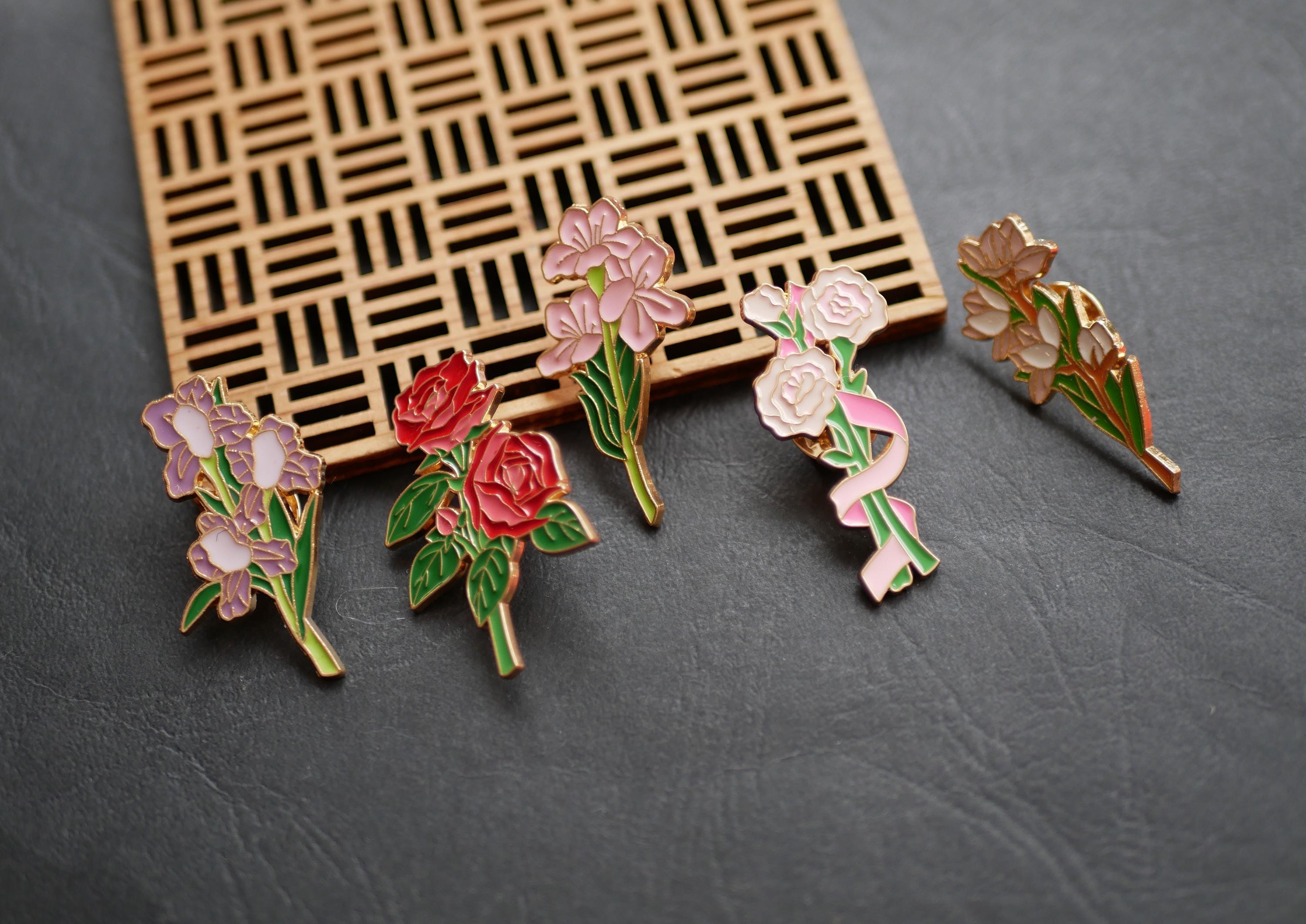 Chanel Broche vintage en satin de soie noire à fleurs roses En vente sur