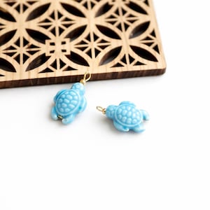 2 blå keramiska sköldpaddshängen, 15x25 mm, marina berlocker för smyckestillverkning, örhängen och armband