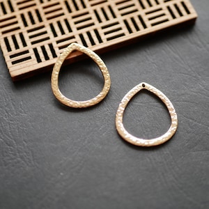 2 gold teardrop pendants, gold teardrop-shaped pendant, large gold metal piece, 27x33mm